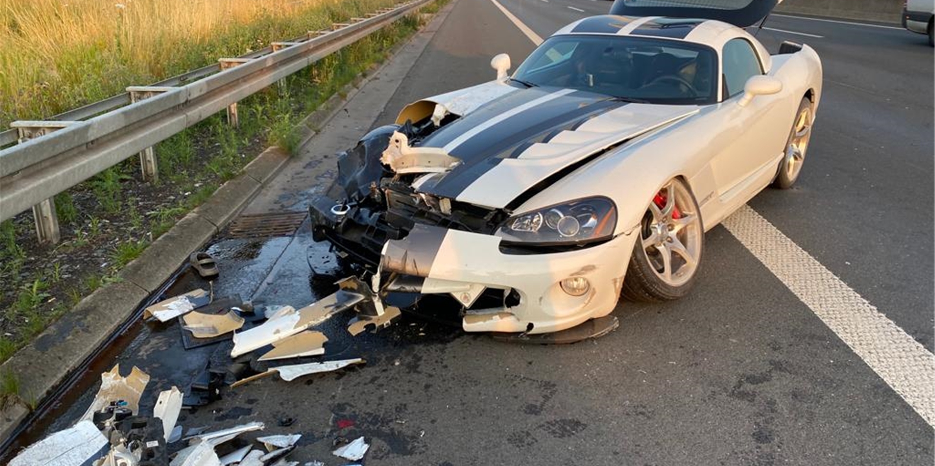 Der Sportwagen Dodge Viper ist auf der A2 bei Bönen auf einen Pritschenwagen aufgefahren.