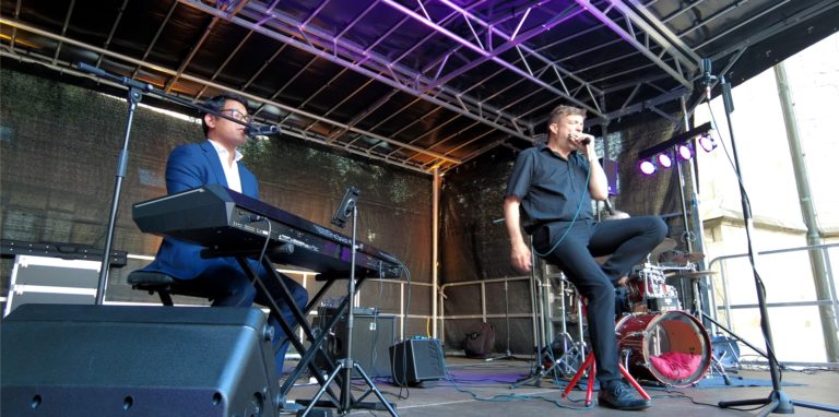 Das Duo „Boogielicious“ heizte den Zuschauern am Freitagabend auf dem Kirchhof in Werne ein. Das – wenn auch – kleine Publikum freute sich über das erste Open-Air-Konzert dieser Art in der Corona-Krise.