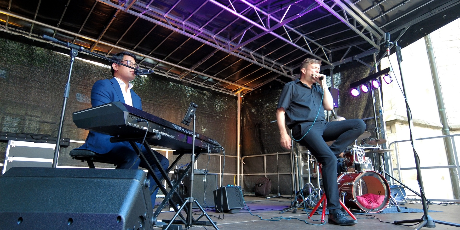 Das Duo „Boogielicious“ heizte den Zuschauern am Freitagabend auf dem Kirchhof in Werne ein. Das – wenn auch – kleine Publikum freute sich über das erste Open-Air-Konzert dieser Art in der Corona-Krise.