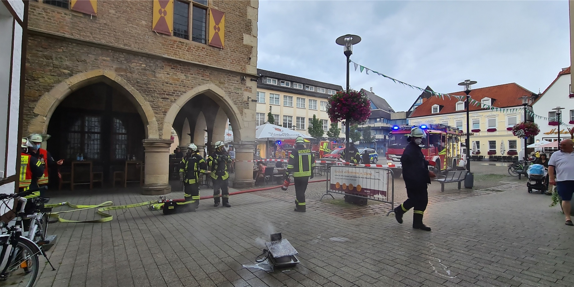 Die Feuerwehr musste am Samstagabend (10. Juli) zu einem Brand zum Alten Rathaus ausrücken. Hier brannte im Restaurant „Stilvoll im Rathaus“ eine Fritteuse.