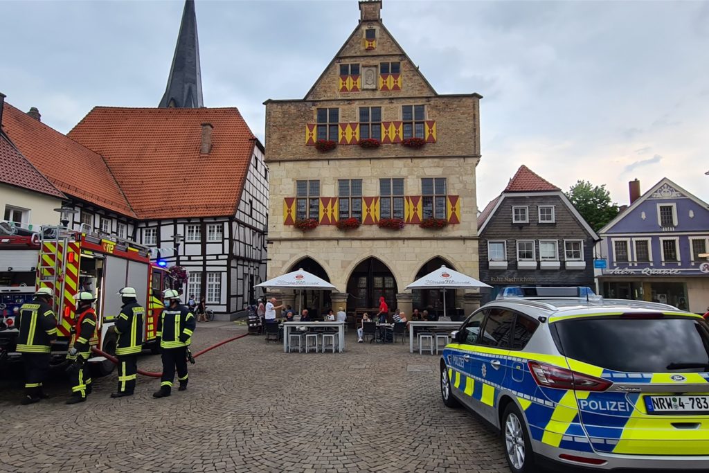 title attribut Feuerwehr und Polizei rückten zum Einsatz mitten in der Stadt aus.
