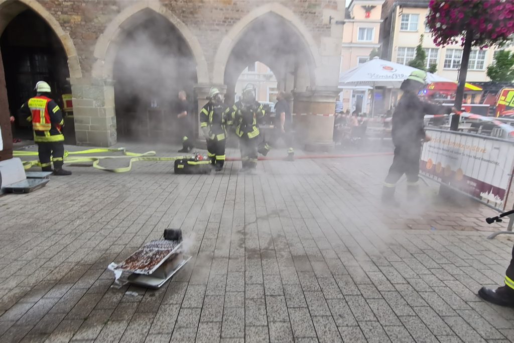 title attribut Die Kameraden brachten die brennende Fritteuse ins Freie.