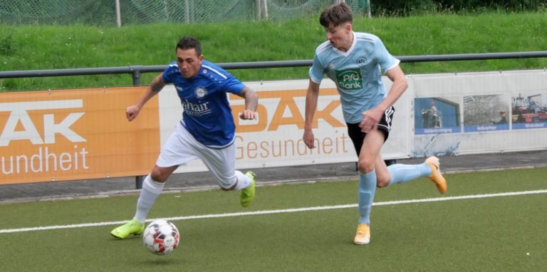 Murat Büyükdere (links) und der VfL Kamen setzten sich am Wochenende recht souverän gegen den SC Aplerbeck II durch.