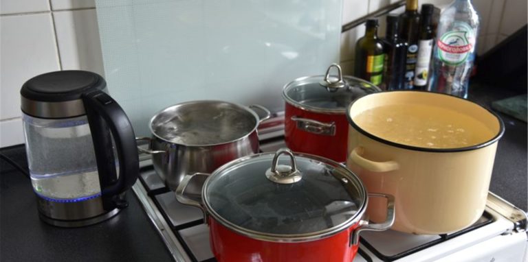 Wenn im Sommer für mehrere Tage das warme Wasser abgestellt ist, helfen sich viele Russen mit dem Kochen von Wasser, um etwa ein Bad zu nehmen. Foto: Ulf Mauder/dpa