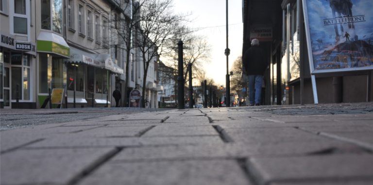 Das beschädigte Pflaster in der Bäckerstraße wird saniert. Dazu wird die Straße ab Mittwoch (14.7.) zwischen Kirchstraße und Roggenmarkt voll gesperrt.