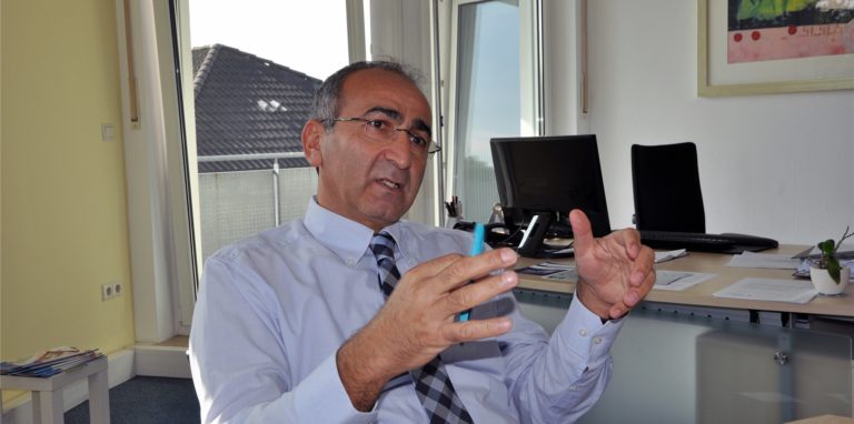 Das Archivbild zeigt MKF-Chef Kenan Küçük in einem früheren Gespräch mit unserer Redaktion in den Räumen des Forums an der Münsterstraße.