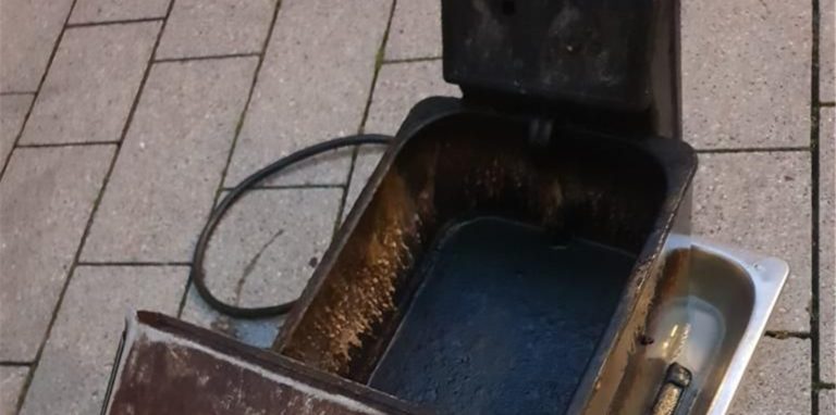Nach dem Brand im „Stilvoll im Rathaus“ in Werne ist die Fritteuse komplett zerstört. Der Betreiber konnte das Feuer am Samstagabend (10. Juli) nicht unter Kontrolle bringen.