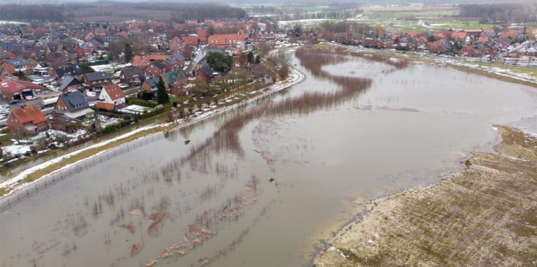 Nachdem der Schnee im Februar geschmolzen war, stand die Emmerbachaue in Davensberg unter Wasser.