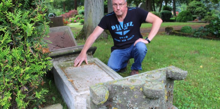 Dieser Grabstein aus dem Jahr 1892 zerbrach in drei Teile. Friedhofs-Gärtner Frank Schröer rechnet mit hohen Reparatur-Kosten.