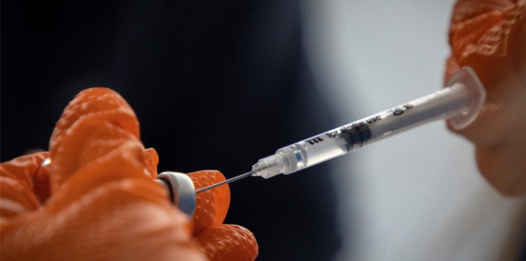 Wäre eine Impfpflicht in bestimmten Berufsfeldern zulässig? Ein Dortmunder Rechtsexperte gibt Antworten.