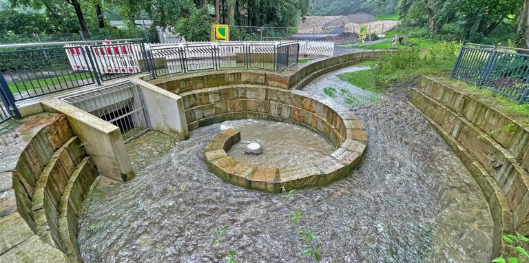 Hochwasserschutz kann sogar Erlebniswert haben. Im Bornekamp dreht sich der Kortelbach durch diese Einlaufschnecke, bevor er unterirdisch Unnas Innenstadt passiert. Oft liegt die Schnecke trocken, aber bei den derzeitigen Regenmengen läuft dieses Wasserspiel.