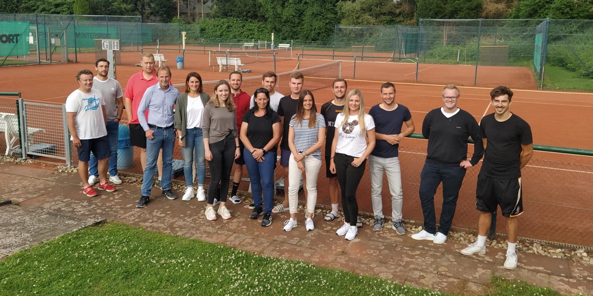 Insgesamt 40 Teilnehmerinnen und Teilnehmer gibt es beim Hobby-Turnier beim TC BW Werne. Ins Leben gerufen hat das Ganze Markus Schnatmann (l.).