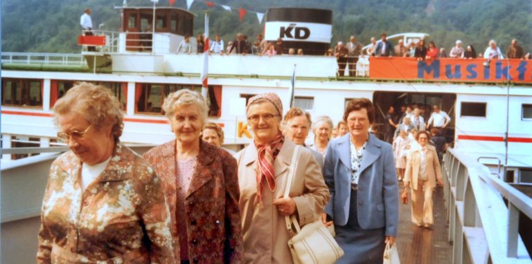 Ausflüge wie hier im Jahre 1977 mit einem Musikdampfer der Köln-Düsseldorfer Rheinschifffahrt gehören fest zum Programm des Ökumenischen Seniorenkreises.