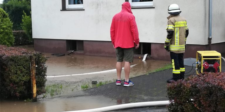 Nicht schon wieder: In Fröndenberg-Neimen waren Anwohner am Königsweg wiederholt betroffen und musste in Selbsthilfe oder mit Unterstützung der Feuerwehr ihre Keller leer pumpen.