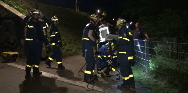Die Helfer von Feuerwehr und Technischem Hilfswerk waren bis tief in die Nacht im Dauereinsatz.