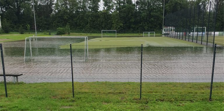 Am Mittwoch stand der Platz im Lindert fast komplett unter Wasser.