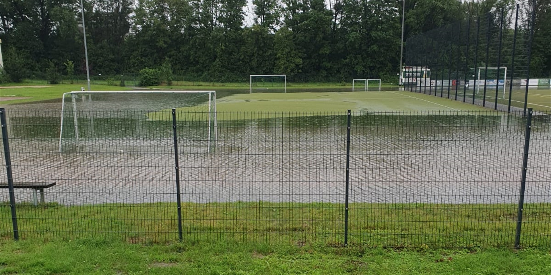 Am Mittwoch stand der Platz im Lindert fast komplett unter Wasser.