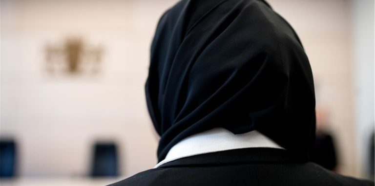 Das Verbot des Tragens jeder sichtbaren Ausdrucksform politischer, weltanschaulicher oder religiöser Überzeugungen könne durch das Bedürfnis des Arbeitgebers gerechtfertigt sein, gegenüber den Kunden ein Bild der Neutralität zu vermitteln oder soziale Konflikte zu vermeiden, entschied der EuGH.