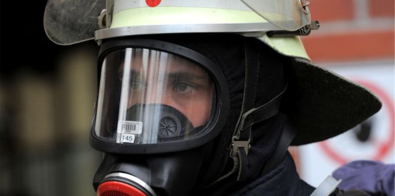 Ein Feuerwehrmann unter Atemschutz bei einer Übung. (Symbolbild)