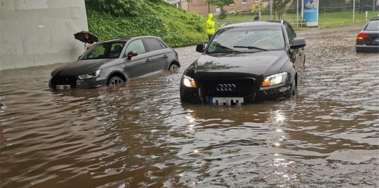 Für viele Dortmunder wurde das Unwetter zum Hindernis im Straßenverkehr.