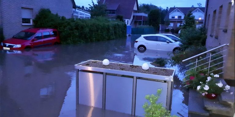 In Niederaden wurden einige Straßen, wie hier an der Wilhelm-Rabe-Straße, bei dem Unwetter am Mittwoch (14.7.) komplett überflutet.