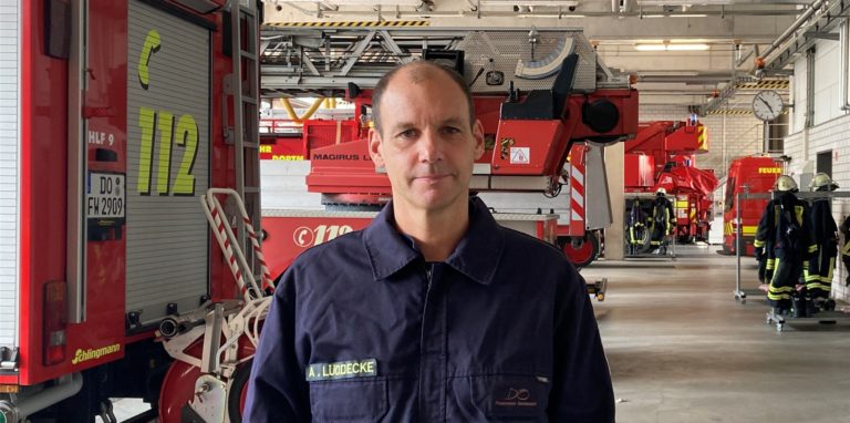 André Lüddecke ist Berufsfeuerwehrmann und in der Freiwilligen Feuerwehr. Er war am Mittwoch im Dortmunder Osten gegen das Unwetter im Einsatz.