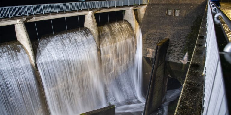 Wasser läuft im Überlauf der Rurtalsperre ab. Die Rurtalsperre läuft infolge der immensen Regenmengen bei Unwettern in Nordrhein-Westfalen nun über.