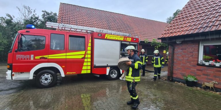 Die Feuerwehr in Werne hatte während des Unwetters alle Hände voll zu tun. Das führte zu langen Wartezeiten. Doch viele Bürger packten auch selbst mit an.