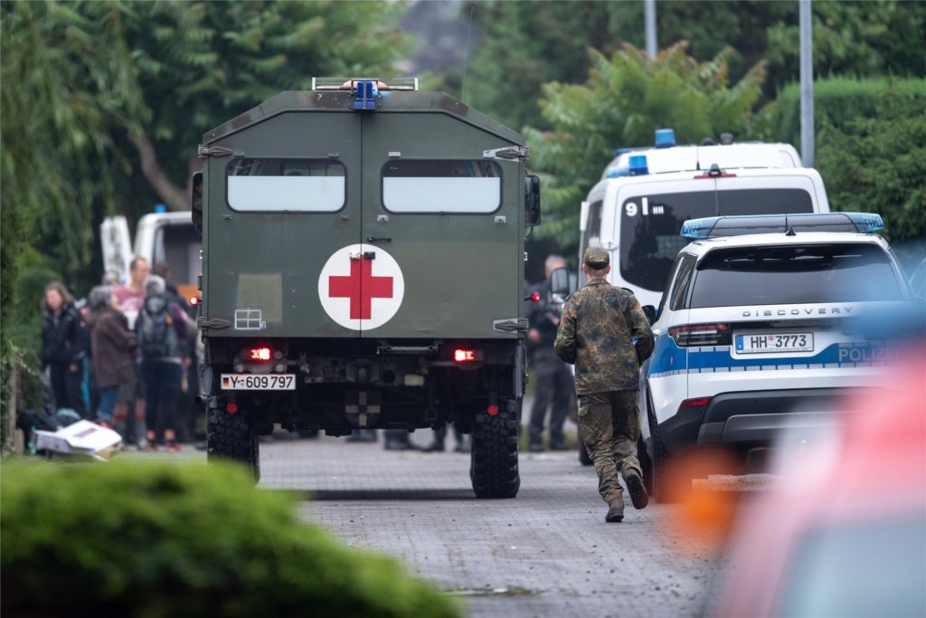 title attribut Ein Sanitätsfahrzeug der Bundeswehr fährt durch den Ortsteil Blessem.