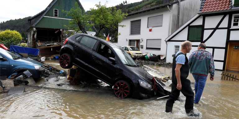 Das Unwetter hat auch in Dortmund Schäden hinterlassen, Dortmunds Nachbarstadt Hagen wurde aber deutlich heftiger getroffen. Das Foto zeigt eine Szene aus Hagen. Wie lassen sich diese Unterschiede trotz der geringen Entfernung erklären?