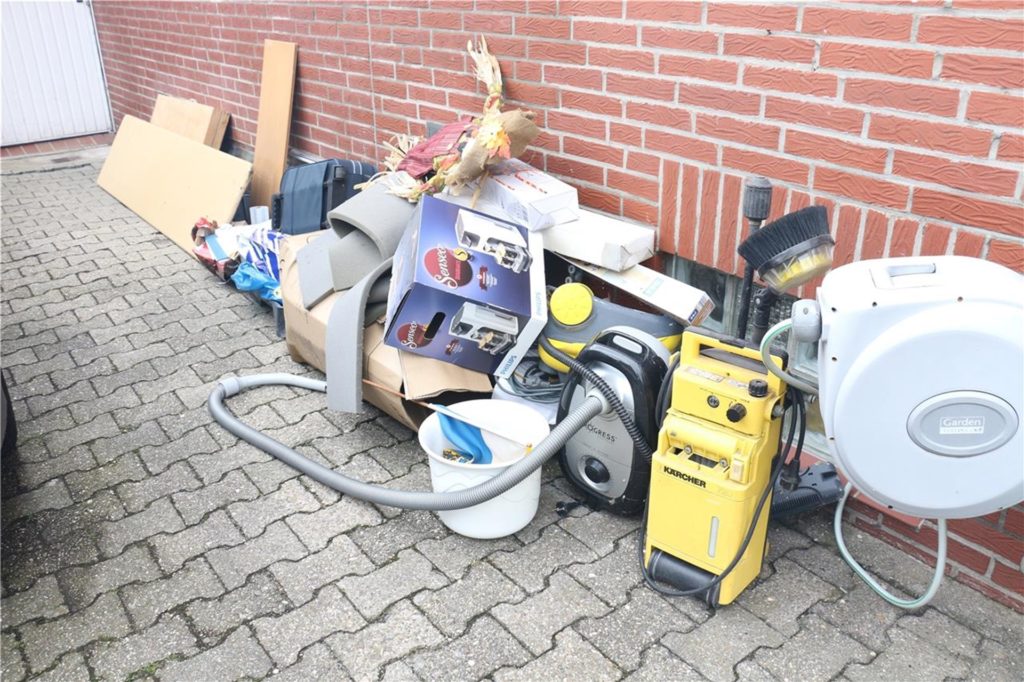 title attribut Viele im Keller gelagerte Dinge wie hier an der Körnerstraße wurden in Mitleidenschaft gezogen.