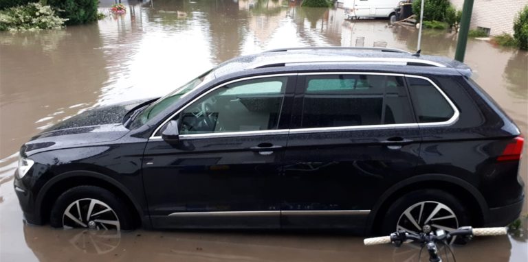 Auf Fotos haben die Anwohner in Niederaden das Hochwasser vom Mittwochabend (14.7.) festgehalten. Das Wasser im Bereich der Wilhelm-Rabe-Straße (Foto) aber auch Im Sundern, Grüner Weg, Brüderweg, Dohlenweg und Im Heidkamp stand teilweise kniehoch auf der Straße.