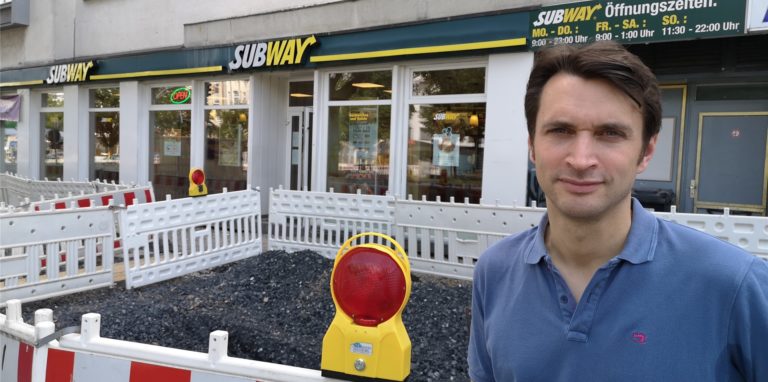 André Volkery, Betreiber der Subway-Filiale am Ostwall, ist wegen der Baustellen-Situation am Wall und vor seinem Geschäft frustriert.