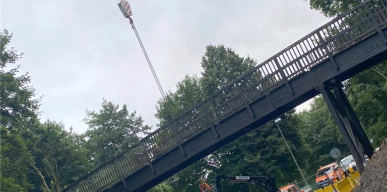 In drei Abschnitte wurde die Eichenholzbrücke an der Bahnstraße am Samstag (17.7.) zerlegt.