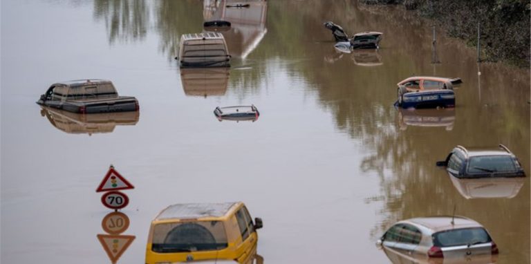 Autos stehen auf der überfluteten Bundesstraße 265 im Wasser.