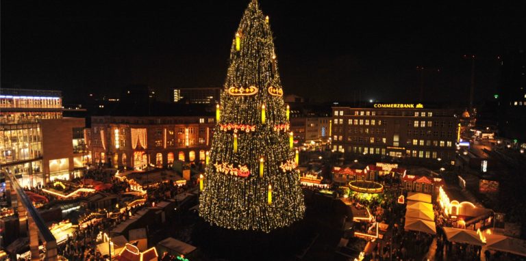 Der nach Angaben des Veranstalters größte Weihnachtsbaum leuchtet auf dem Weihnachtsmarkt in Dortmund. (Archivbild)