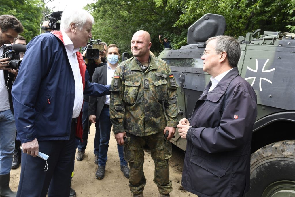 NRW-Ministerpräsident Armin Laschet (r.) hat sich an der Steinbachtalsperre mit Horst Seehofer ein Bild von der Lage vor Ort gemacht.