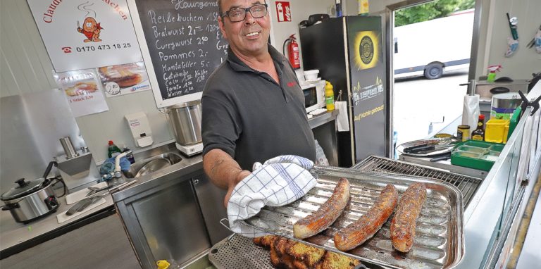 Mario Schwiderowski verkauft am Stand von „Claudis Reibekuchen“ auf dem Kamener Wochenmarkt unter anderem auch Bratwürste und Suppen.