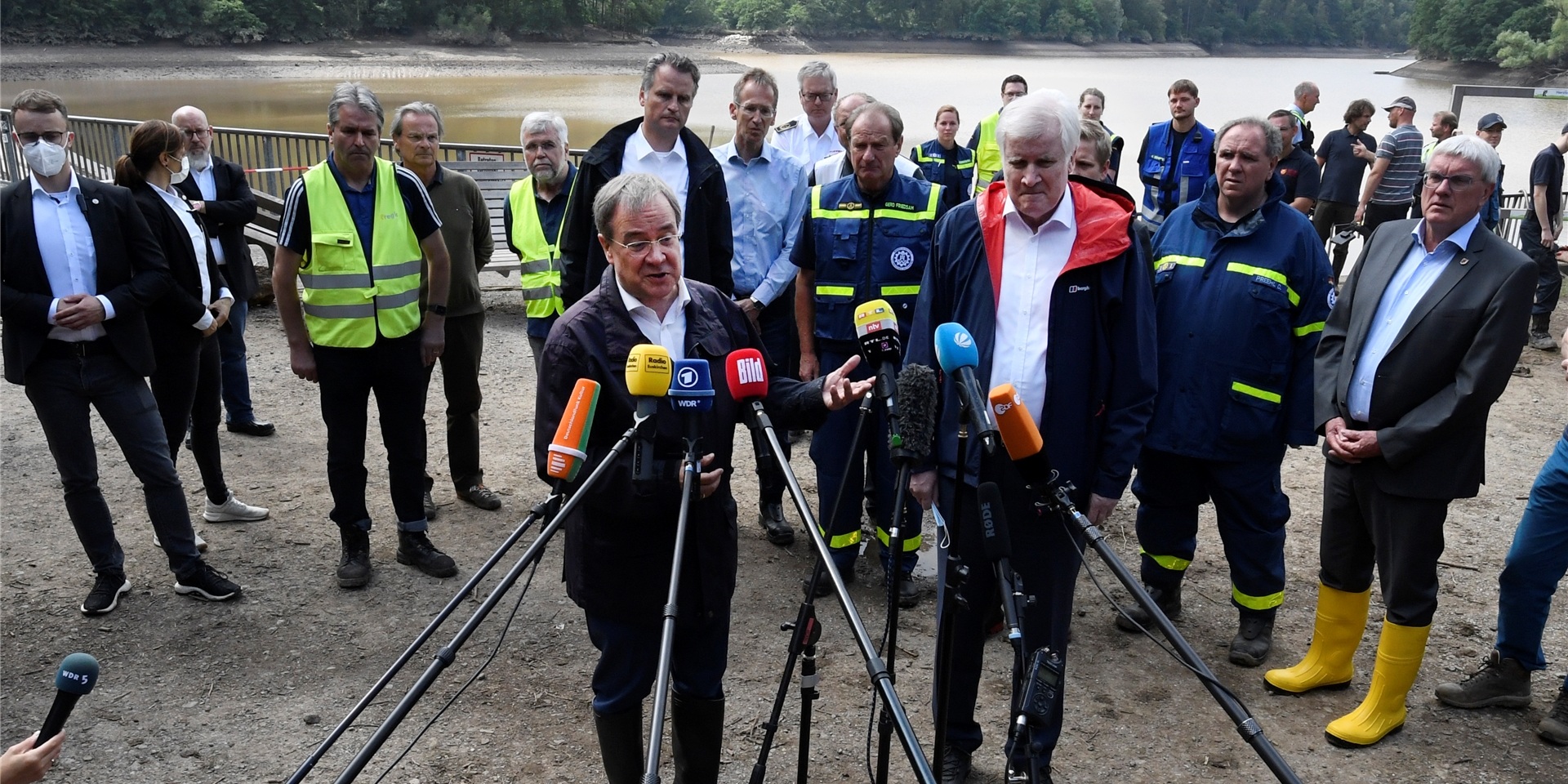 Bundesinnenminister Horst Seehofer (CSU, r) und der Ministerpräsident von Nordrhein-Westfalen, Armin Laschet (CDU, l) sprechen vor der Steinbachtalsperre zu den Medien. Die Dämme der Talsperre drohten wegen dem Hochwasser tagelang zu brechen.
