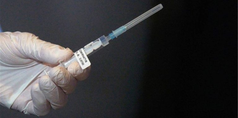 Eine Mitarbeiterin des Impfteams in Koblenz überprüft vor Beginn der Corona-Impfungen eine Spritze mit dem Impfstoff gegen Covid-19. Foto: Thomas Frey/dpa Pool/dpa/Archivbild