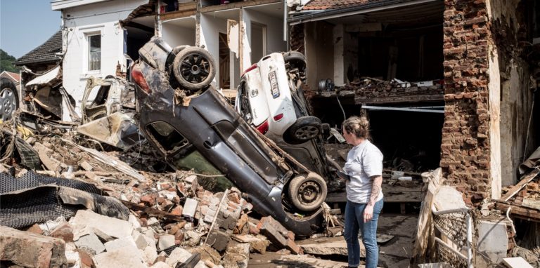 Schon Tage, bevor das Unwetter über uns hereinbrach, warnten die Experten. Doch die Warnungen verhallten ungehört im Dschungel deutschen Zuständigkeits-Irrsinns, sagt unser Autor. Es sei höchste Zeit, dass sich im Katastrophen-Management grundsätzlich etwas ändere.