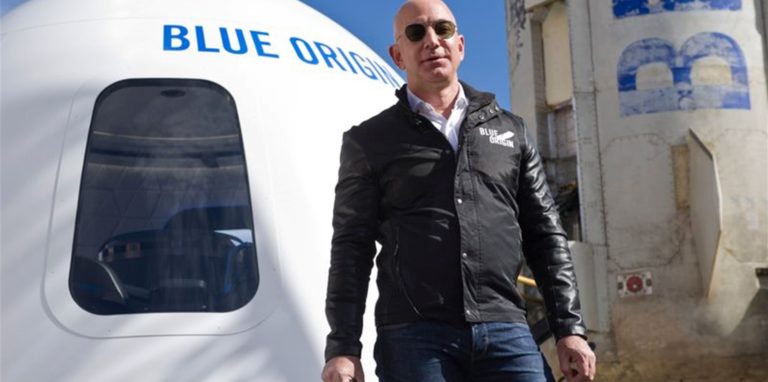 Der Milliardär Jeff Bezos steht vor einer Weltraumkapsel auf dem Space Symposium in Colorado Springs (Archivbild). Foto: Chuck Bigger/Space Symposium via ZUMA Wire/dpa