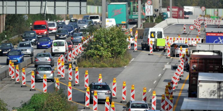 Autofahrer sollen in Zukunft live per Webcam sehen können, ob sich auf ihrer Strecke ein Stau befindet. (Symbolbild)