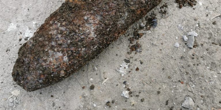 Mit dem Meißel seines Bohrhammers ist Matthias Wittland bei der Renovierung seines Hauses auf eine Granate gestoßen.