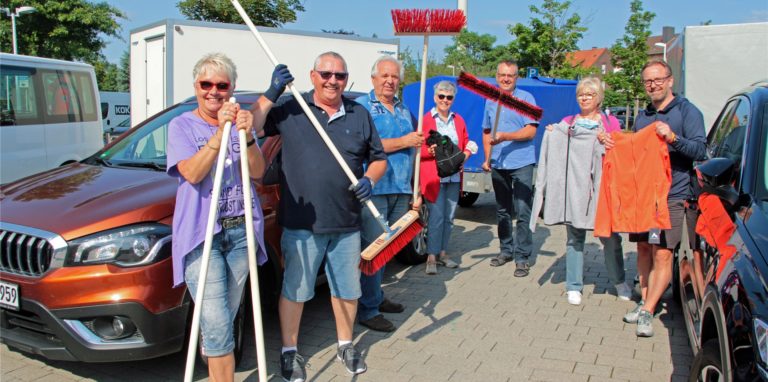 Das Düt und Dat-Team um Marita Melcher (l.) packt drei Anhänger mit Hilfsgütern wie Besen für die Krisenregion um Ahrweiler.