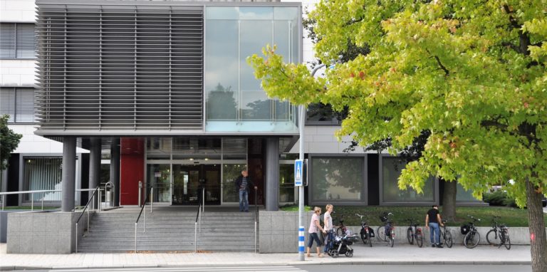 Die Hauptstelle der Sparkasse an der Lippe in Lünen an der Graf-Adolf-Straße. Hier ist das Überweisungsterminal mit Sitzmöglichkeit ersetzt worden.