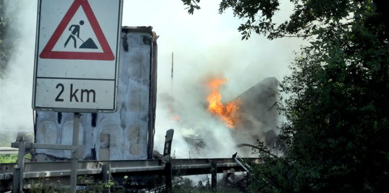 Immer wieder schlugen neue Flammen aus dem Auflieger des Lkw. Die Feuerwehr forderte einen Radlader an, um die zerschmolzenen Gummireifen auseinanderzuziehen.