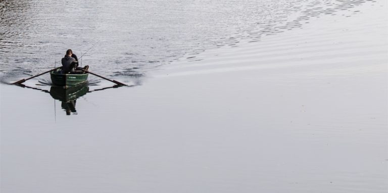 Zwei Angler rudern über den Hengsteysee. Die Bezirksregierung sperrt mehrere Sauseen an der unteren Ruhr für Wasser-Freizeitaktivitäten.