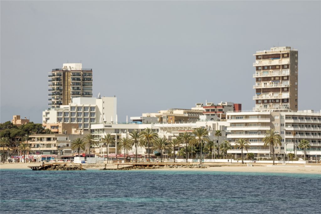 Fast leer zeigten sich die Strände noch im April auf Mallorca. Mittlerweile ist es dort wieder voller, die Regeln wurden aber ebenfalls wieder verschärft.
