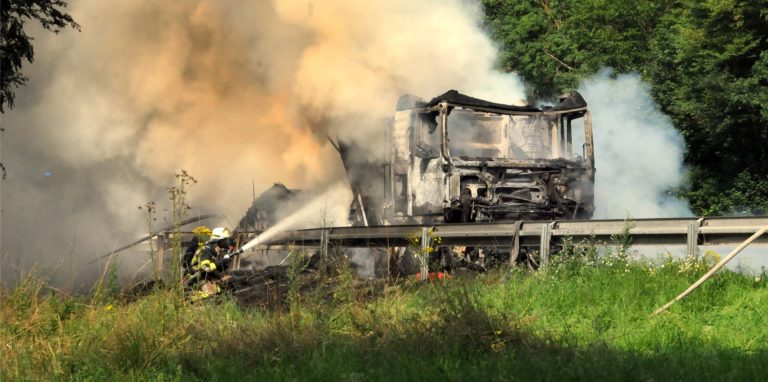 Bis nach Mitternacht dauerten die Bergungs- und Aufräumarbeiten an der Autobahnanschlussstelle Ergste, wo ein Lkw ausgebrannt war.